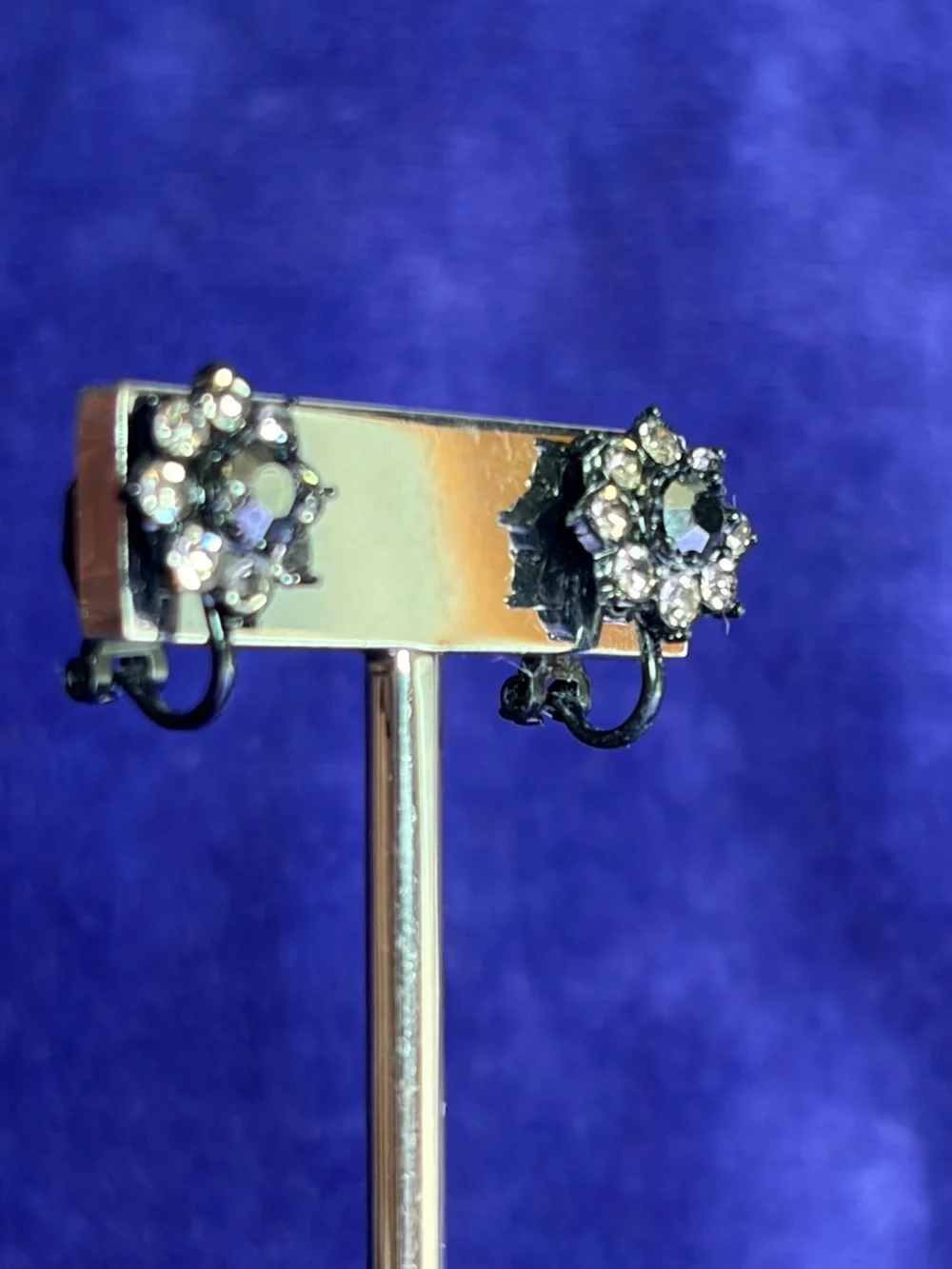 Women's Flower Stud Fashion Earrings Rhinestones Gun Metal Gray Unbranded